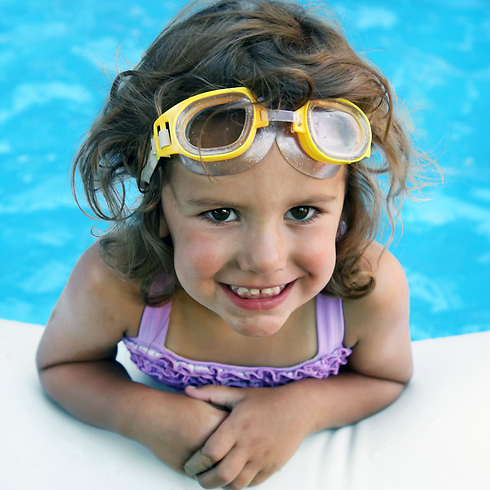 לימוד שחייה בגיל שלוש. מחזק את חגורת הכתפיים (צילום: shutterstock) (צילום: shutterstock)