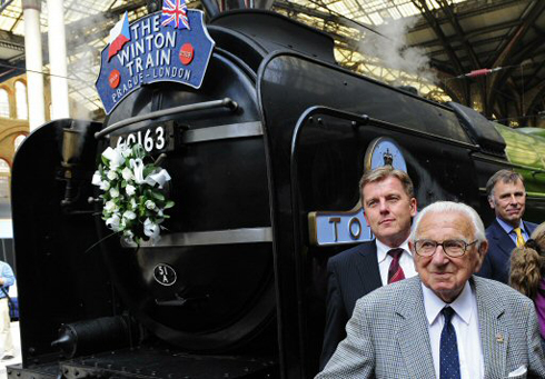 Winton next to a replica of the train he used to save Czech Jews (Photo: Reuters) (Photo: Reuters)