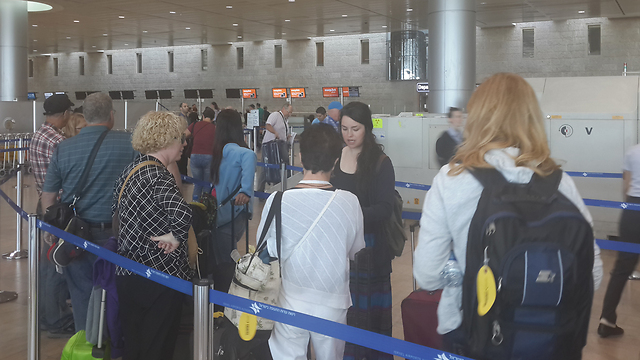 Queues at Ben-Gurion Airport. Online check-in is recommended (Photo: Itay Blumenthal)