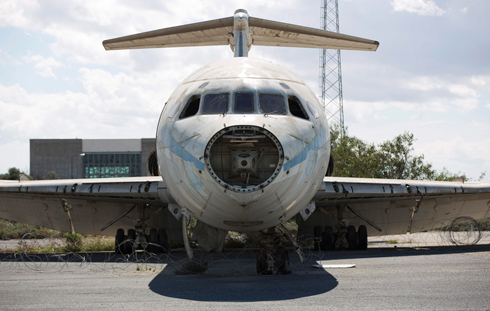 מטוס בודד, דומם, שנותר בשדה התעופה (צילום: רויטרס) (צילום: רויטרס)