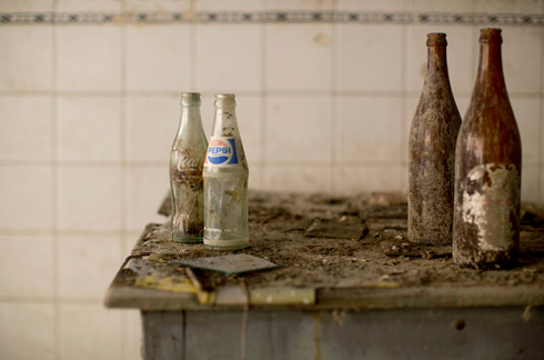 בקבוקי קוקה קולה ופפסי בבית קפה נטוש באזור החיץ (צילום: רויטרס) (צילום: רויטרס)