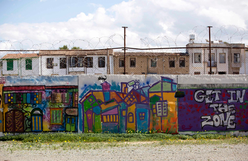 חומה המפרידה בין הצדדים, נראית מהצד הקפריסאי-יווני (צילום: רויטרס) (צילום: רויטרס)