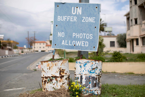 שלט בכפר פיילה המכריז על אזור החיץ של האו"ם (צילום: רויטרס) (צילום: רויטרס)