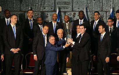 שמעון פרס ומכבי ת"א מניפים את גביע אירופה (צילום: עמית שאבי) (צילום: עמית שאבי)