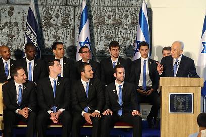 שמעון פרס נואם. "אתם השגרירים הכי טובים של ישראל" (צילום: עמית שאבי) (צילום: עמית שאבי)