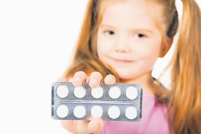 בדקו את התרופות על מבוגרים (צילום: Shutterstock ) (צילום: Shutterstock )