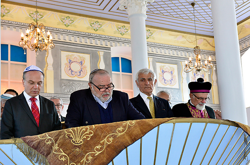 בית הכנסת ששופץ והשגריר לשעבר לוי בטקס (צילום: סלים בונפיל) (צילום: סלים בונפיל)