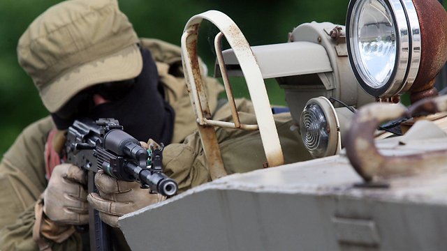 לוחם פרו רוסי בדונייצק (צילום: AFP) (צילום: AFP)