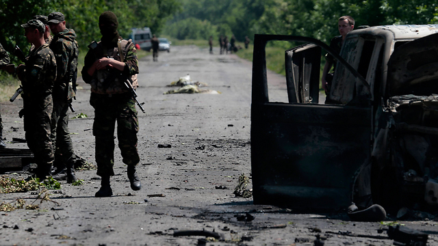 משוריינים שרופים של צבא אוקראינה (צילום: AP) (צילום: AP)