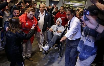 סוארס יוצא מבית החולים (צילום: רויטרס) (צילום: רויטרס)