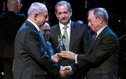 Bloomberg receiving the Genesis Prize from Prime Minister Netanyahu (Photo: AFP)