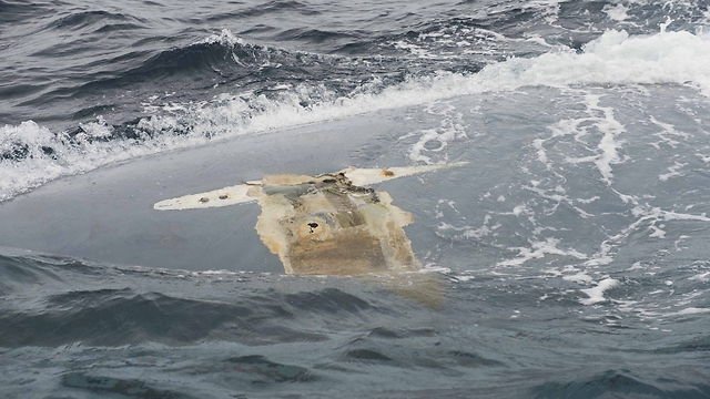 תמונותיה של היאכטה הפוכה בלב ים (צילום: EPA) (צילום: EPA)