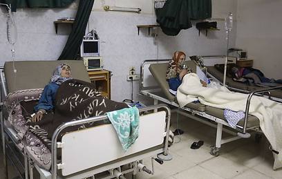 Syrian affected by gas attack in Kfar Zeita receive treatment in a makeshift hospital (Photo: Reuters)