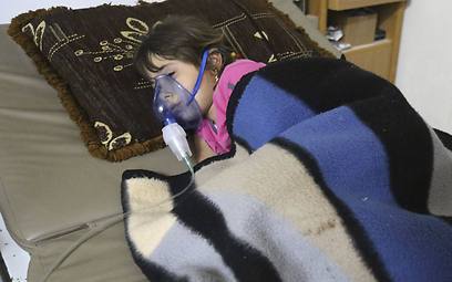 Syrian affected by gas attack in Kfar Zeita receive treatment in a makeshift hospital (Photo: Reuters)