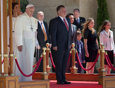 האפיפיור ומלך ירדן בעמאן (צילום: AP)