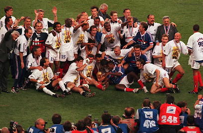נבחרת צרפת זוכה במונדיאל 1998 בלי קאנטונה (צילום: gettyimges) (צילום: gettyimges)