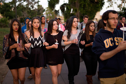 רוג'ר רצח שישה בני אדם. סטודנטים בקליפורניה עם נרות זיכרון לאחר האירוע (צילום: AP) (צילום: AP)