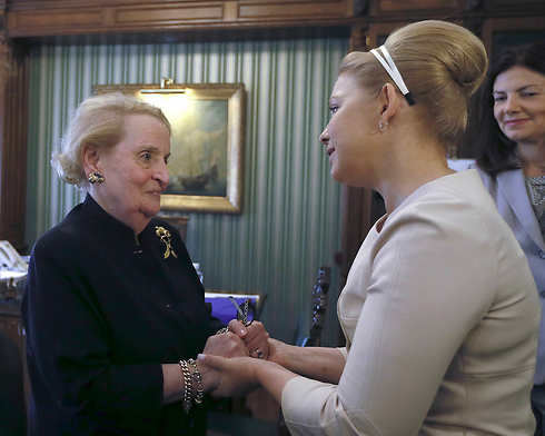 טימושנקו עם מזכירת המדינה האמריקנית לשעבר מדלן אולברייט (צילום: AP) (צילום: AP)