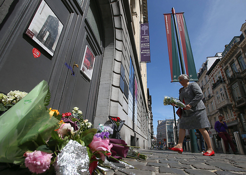 Laying bouquets after the attacks in Brussels (Photo: EPA)