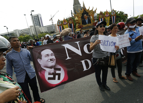 מפקד הצבא פריות' עם שפם היטלר. הפגנה נגד ההפיכה הצבאית (צילום: EPA) (צילום: EPA)