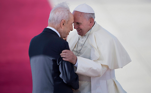 Pope Francis embraces Peres upon landing in Israel (Photo: AP)