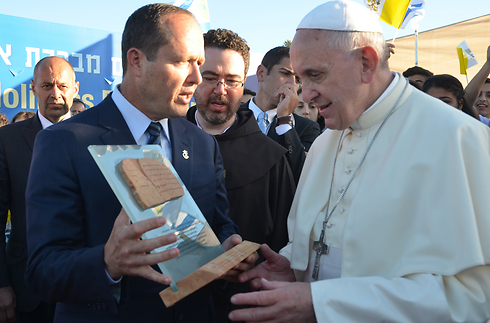 Pope in Jerusalem with Mayor Nir Barkat (Photo: Jerusalem Municipality)