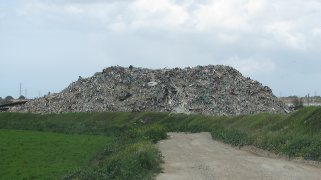"איכות סביבה אינה מותרות". הר הפסולת הפיראטי (צילום: המשרד להגנת הסביבה) (צילום: המשרד להגנת הסביבה)