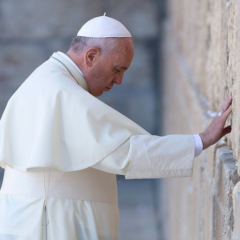 האפיפיור מטמין פתק בכותל, הבוקר (צילום: EPA) (צילום: EPA)