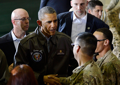 אובמה בימי נשיאותו מבקר חיילים אמריקנים באפגניסטן (צילום: EPA) (צילום: EPA)