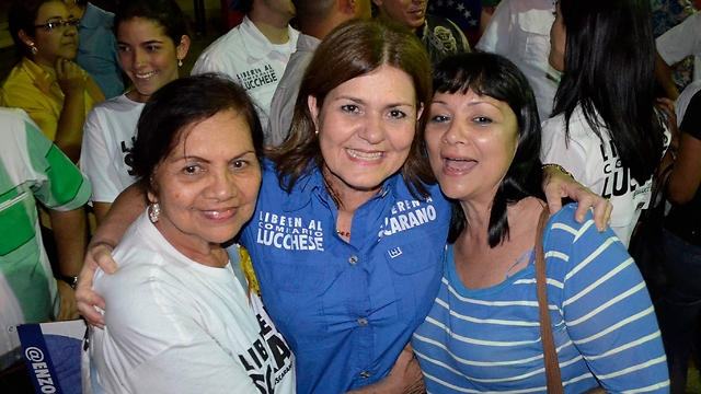 רוזה ברנדוסיניו (במרכז) (צילום: AP) (צילום: AP)
