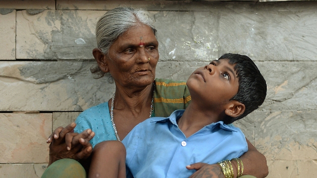 קייל עם סבתו. קשרה אותו בלילה לרגל שלה (צילום: AFP) (צילום: AFP)