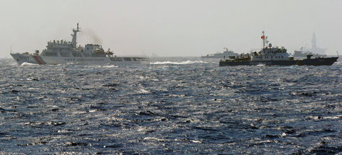 ספינות חיל הים הסיני מקיפות ספינה של משמר החופים הווייטנאמי (צילום: AFP) (צילום: AFP)