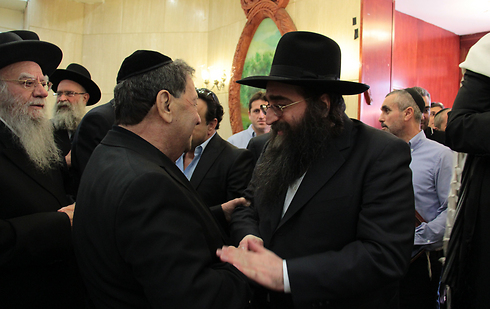 Rabbi Pinto meets with former minister Benjamin Ben Eliezer (Photo: Shlomi Cohen, Kikar HaShabat)