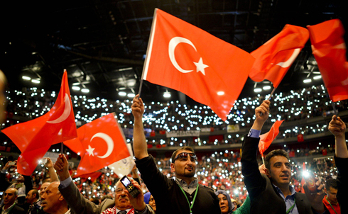 תומכי ארדואן מנופפים בדגלי טורקיה בקלן בשבת (צילום: gettyimages) (צילום: gettyimages)