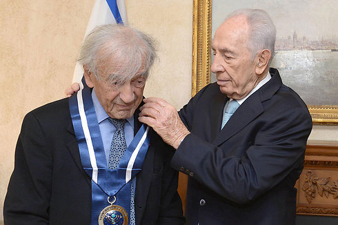 Former president Peres, left, honoring Wiesel with the Presidential Medal (Photo: Mark Neiman, GPO)