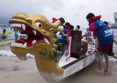 בחזית כל סירה - דמות של דרקון סיני (צילום: AFP) (צילום: AFP)