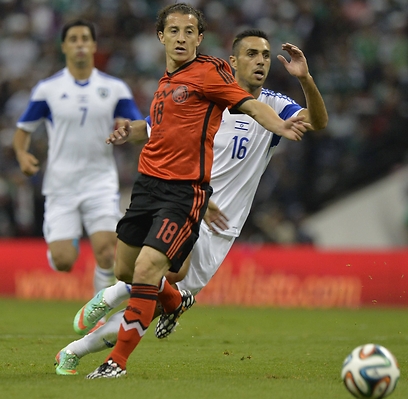Israeli player Eran Zahavi trying to pass a Mexico player (Photo: AFP)