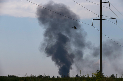 קרבות קשים בין הצדדים. עשן מיתמר מעל אזור התרסקות המסוק בסלביאנסק (צילום: AP) (צילום: AP)