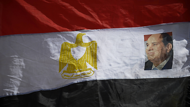 תמונתו של א-סיסי על דגל מצרים (צילום: גטי אימג') (צילום: גטי אימג')