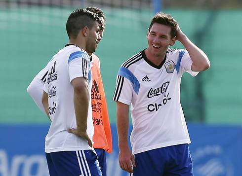 ליונל מסי וקון אגוארו באימון נבחרת ארגנטינה (צילום: רויטרס) (צילום: רויטרס)