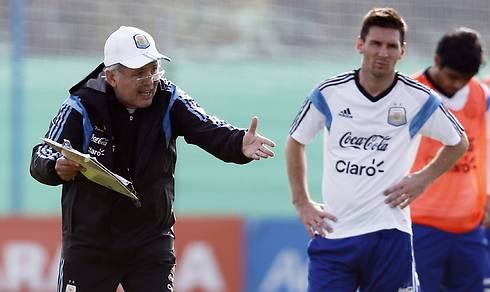 מאמן ארגנטינה אלחנדרו סאבלה עם מסי (צילום: רויטרס) (צילום: רויטרס)