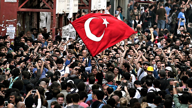 המפגינים חזרו לרחובות (צילום: AP) (צילום: AP)