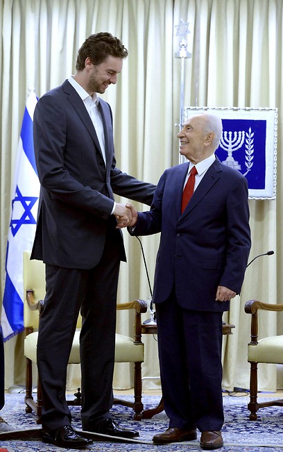 Peres and Gasol. Positive impact on youth (Photo: Mark Neiman, GPO)