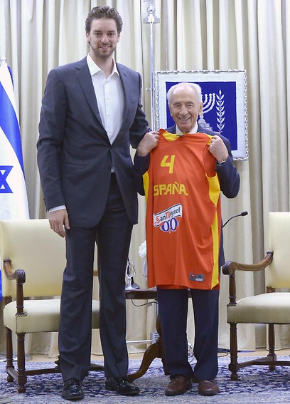 Gasol presents Peres with Spanish national team basketball jersey (Photo: Mark Neiman, GPO)