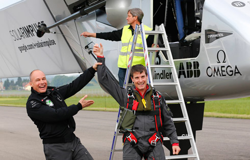 פיקארד (משמאל) עם הטייס מרקוס שרדל מגרמניה (צילום: AP) (צילום: AP)