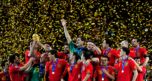נבחרת ספרד עם במונדיאל 2010 (צילום: GettyImages Image Bank) (צילום: GettyImages Image Bank)