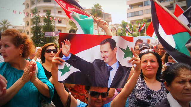 עצרת תמיכה בנשיא הסורי בלטקיה (צילום: AFP) (צילום: AFP)