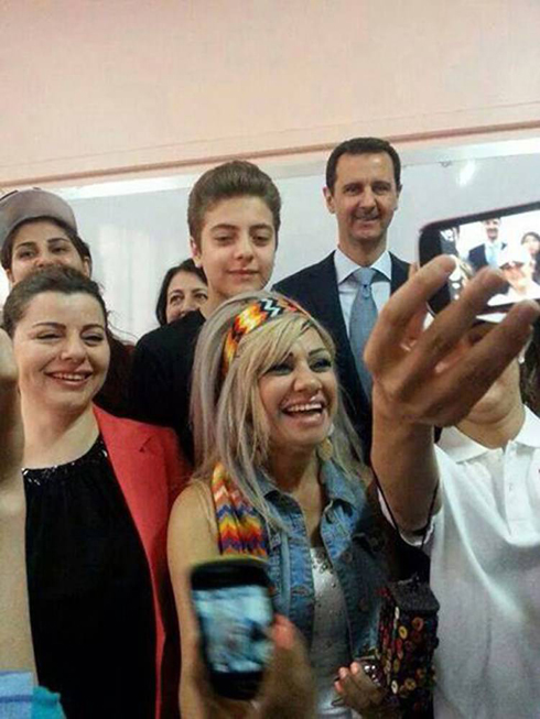 1, 2 ו-3. כולם לחייך. תמונה קבוצתית עם הנשיא הסורי (צילום: AFP PHOTO / HO /THE OFFICIAL FACEBOOK PAGE OF SYRIA'S FIRST LADY) (צילום: AFP PHOTO / HO /THE OFFICIAL FACEBOOK PAGE OF SYRIA'S FIRST LADY)