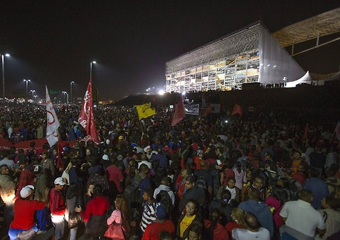 הפגנות ענק מול אצטדיון סאו פאולו (צילום: EPA) (צילום: EPA)