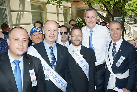 ראש העיר עם הנציגים מישראל (צילום: שחר עזרן) (צילום: שחר עזרן)